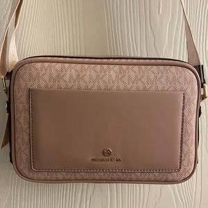 Michael Kors Maeve East West Signature Logo Seni Lux Pocket Crossover Bag